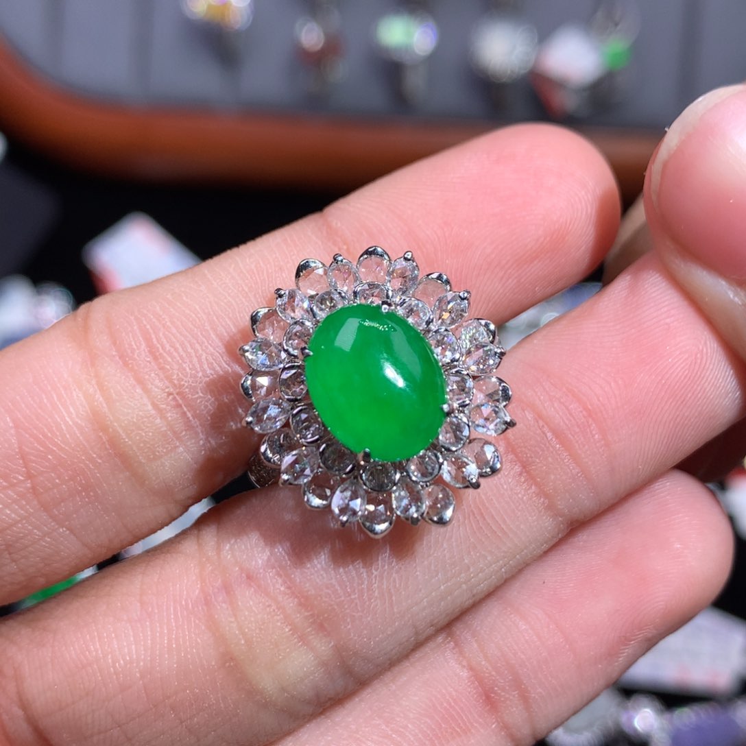 翡翠颈饰18K金镶嵌绿蛋面戒指