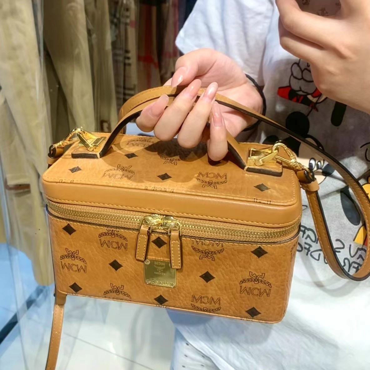 95新 MCM XM/经典干邑休闲百搭斜挎盒子化妆包/AR03810057