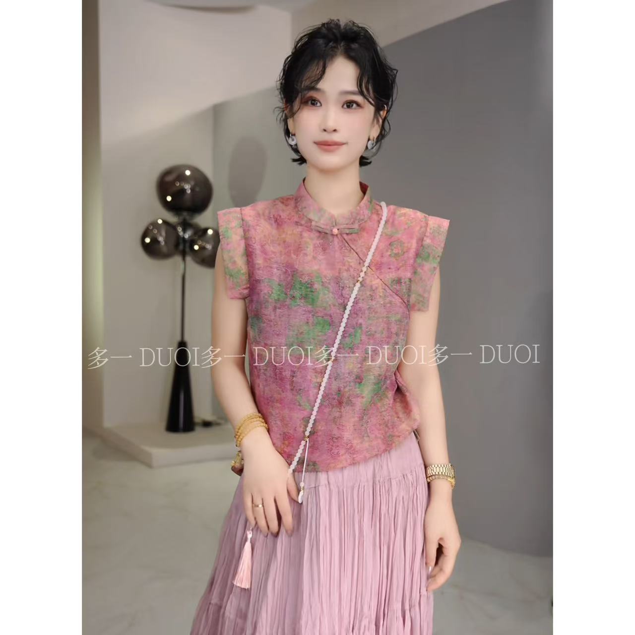 多一“彩霞”2025夏季新中式立领珠扣彩色不规则扎染设计气质上衣