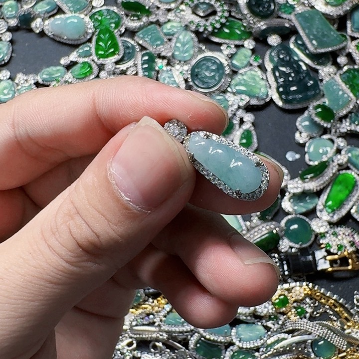 翡翠颈饰未镶嵌天然A货翡翠放漏