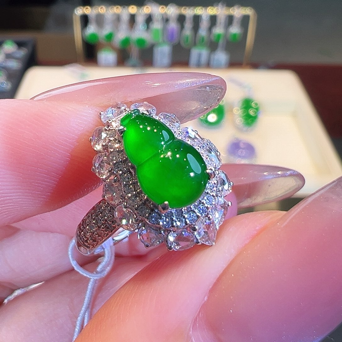 翡翠戒指18K金镶嵌翡翠