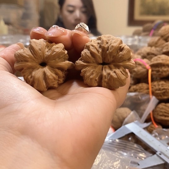 文玩核桃吊坠39丑达摩有白尖
