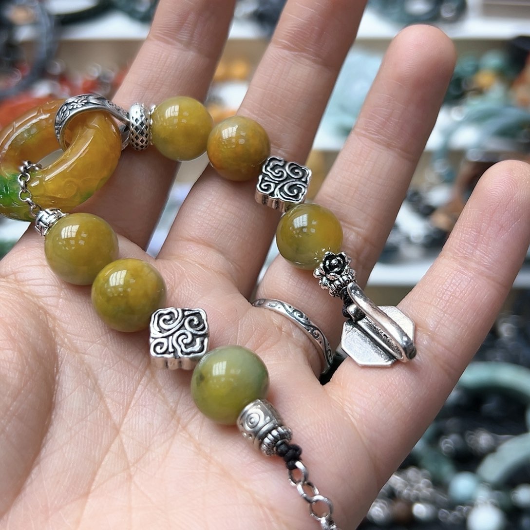 翡翠颈饰未镶嵌李**?