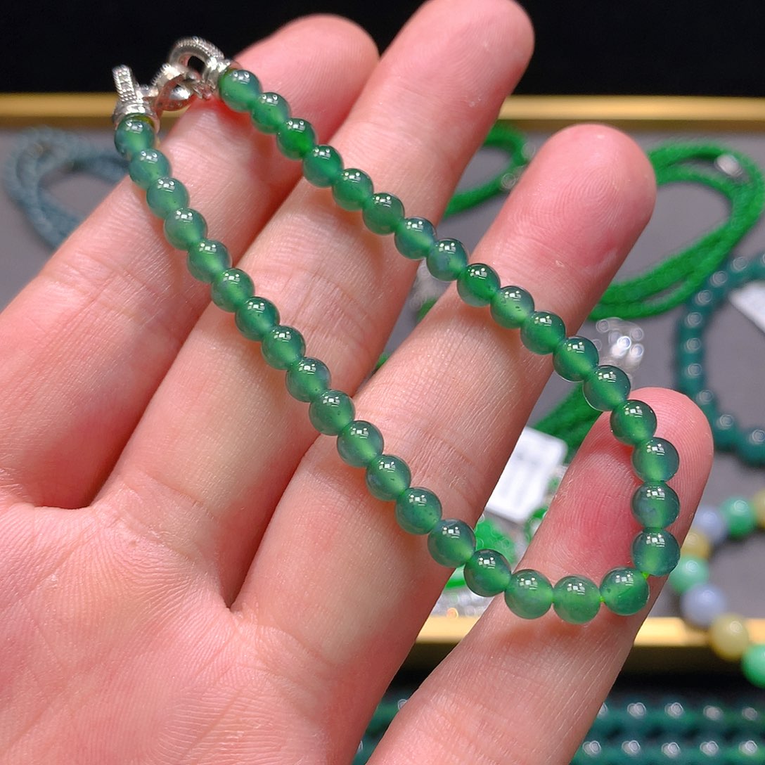 翡翠未镶嵌颈饰。。。