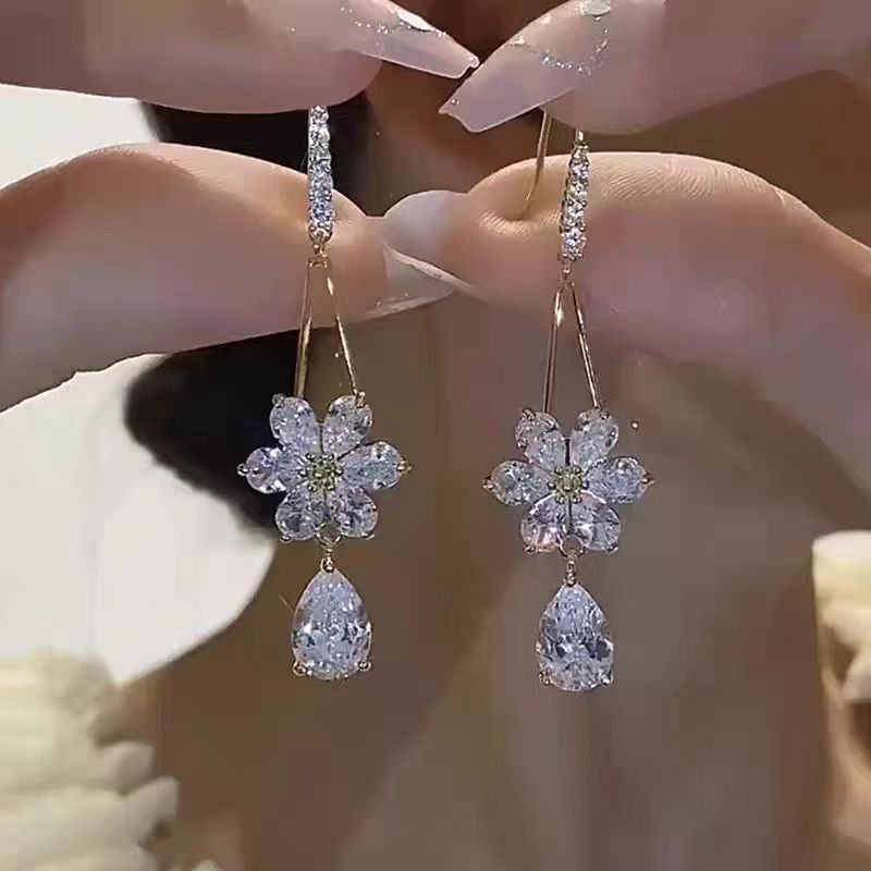 铜合金耳饰 花瓣耳环女超闪时尚气质轻奢花朵耳饰精致百搭PT0545