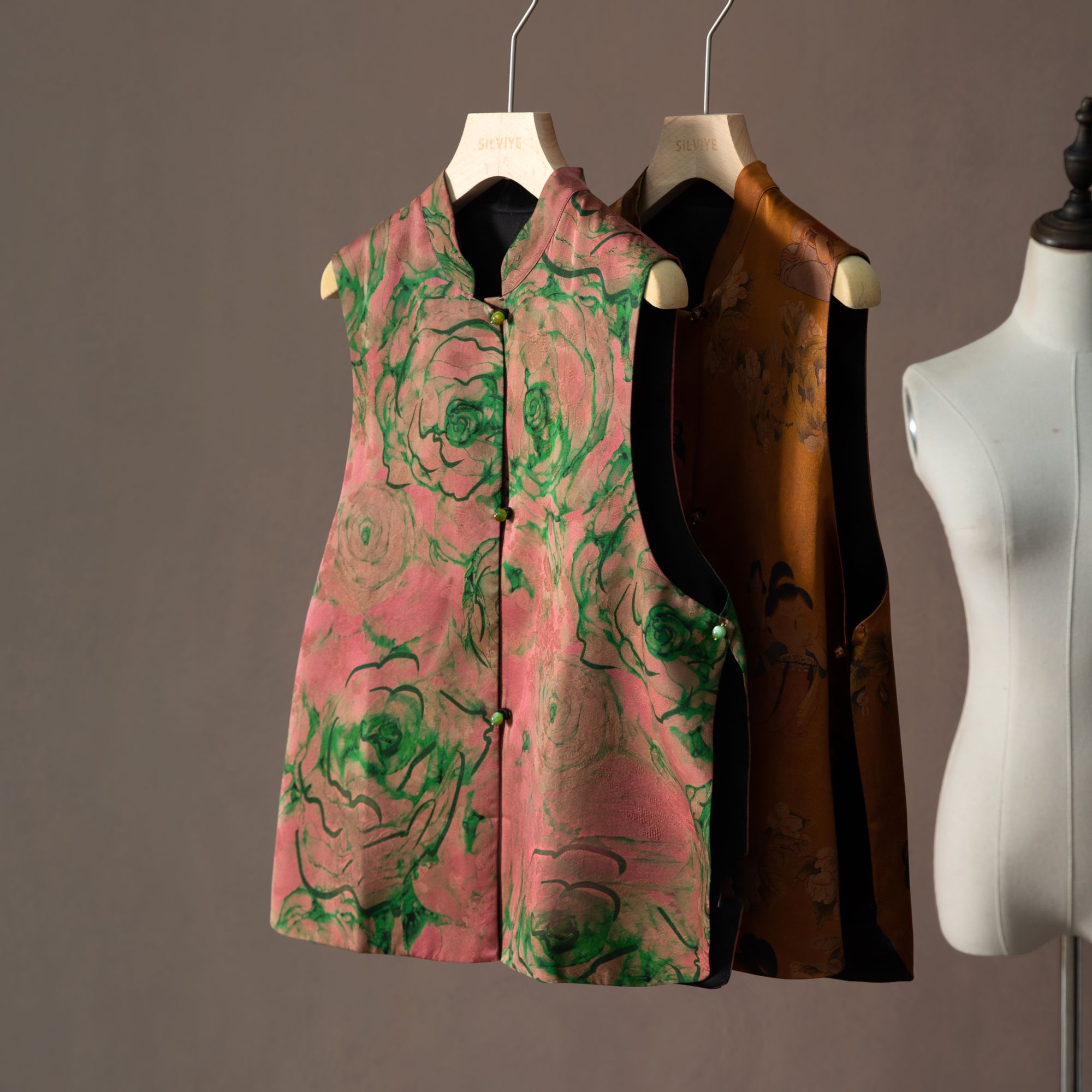 SILVIYE双面穿100%桑蚕丝缎提花香云纱马甲真丝国风2026春SJDW069