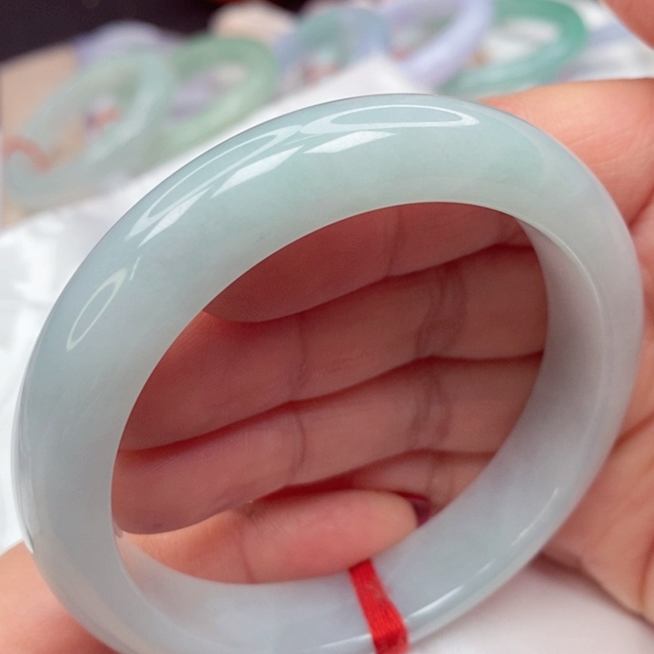 翡翠手镯未镶嵌细腻