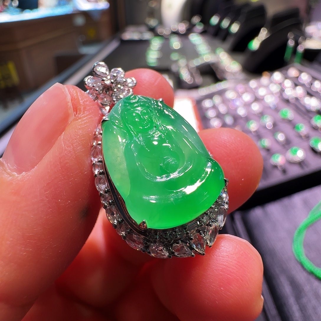 翡翠18K金镶嵌颈饰