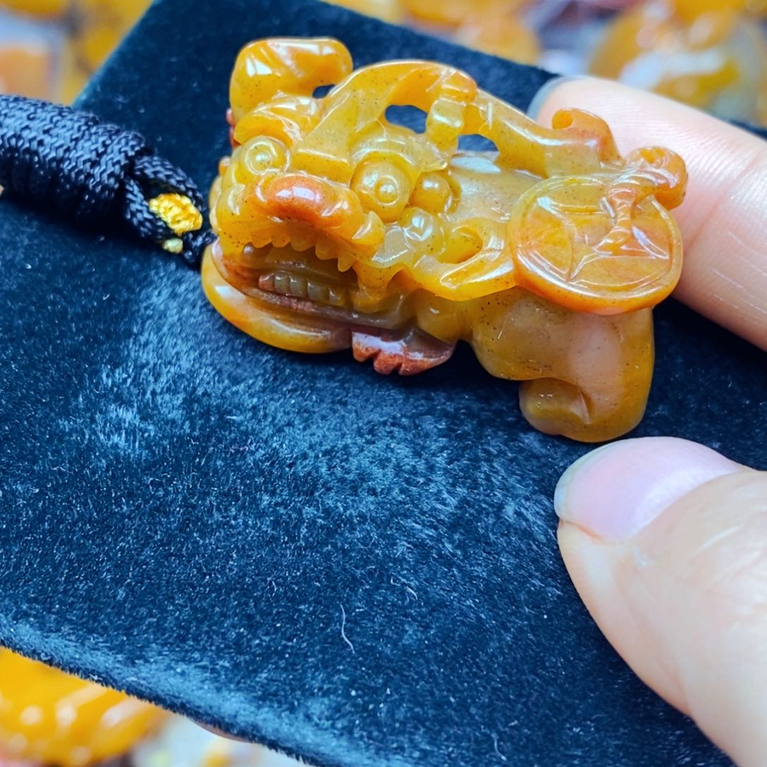 未镶嵌石英质玉（黄龙玉）颈饰