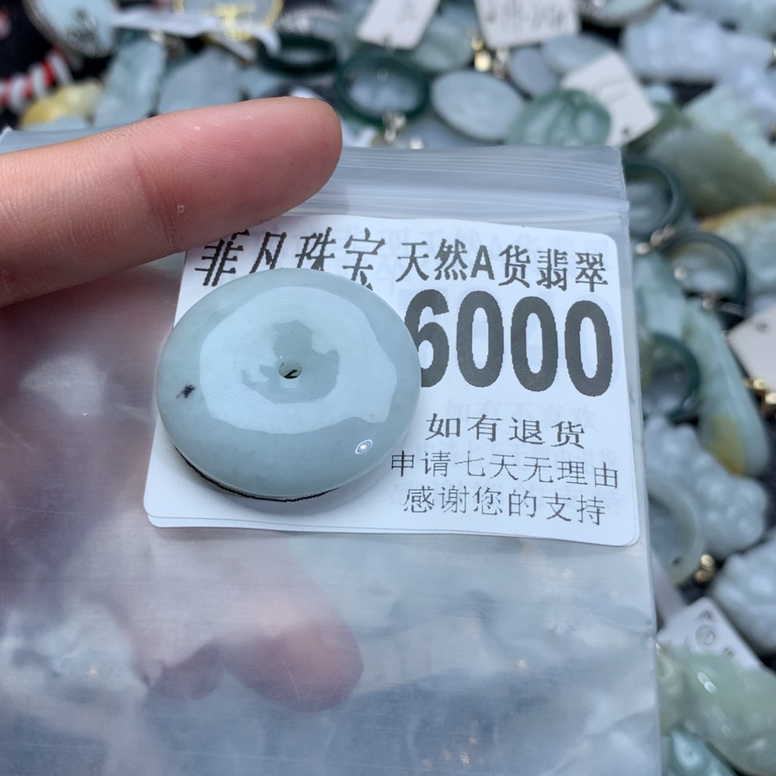 翡翠颈饰未镶嵌6000。