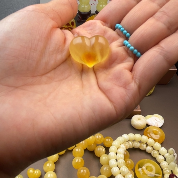 琥珀未镶嵌颈饰蜜蜡