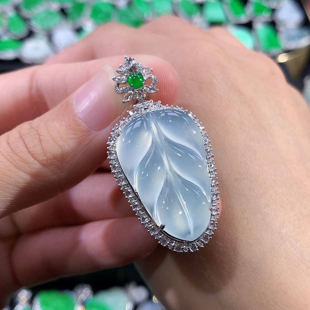 翡翠18K金镶嵌颈饰