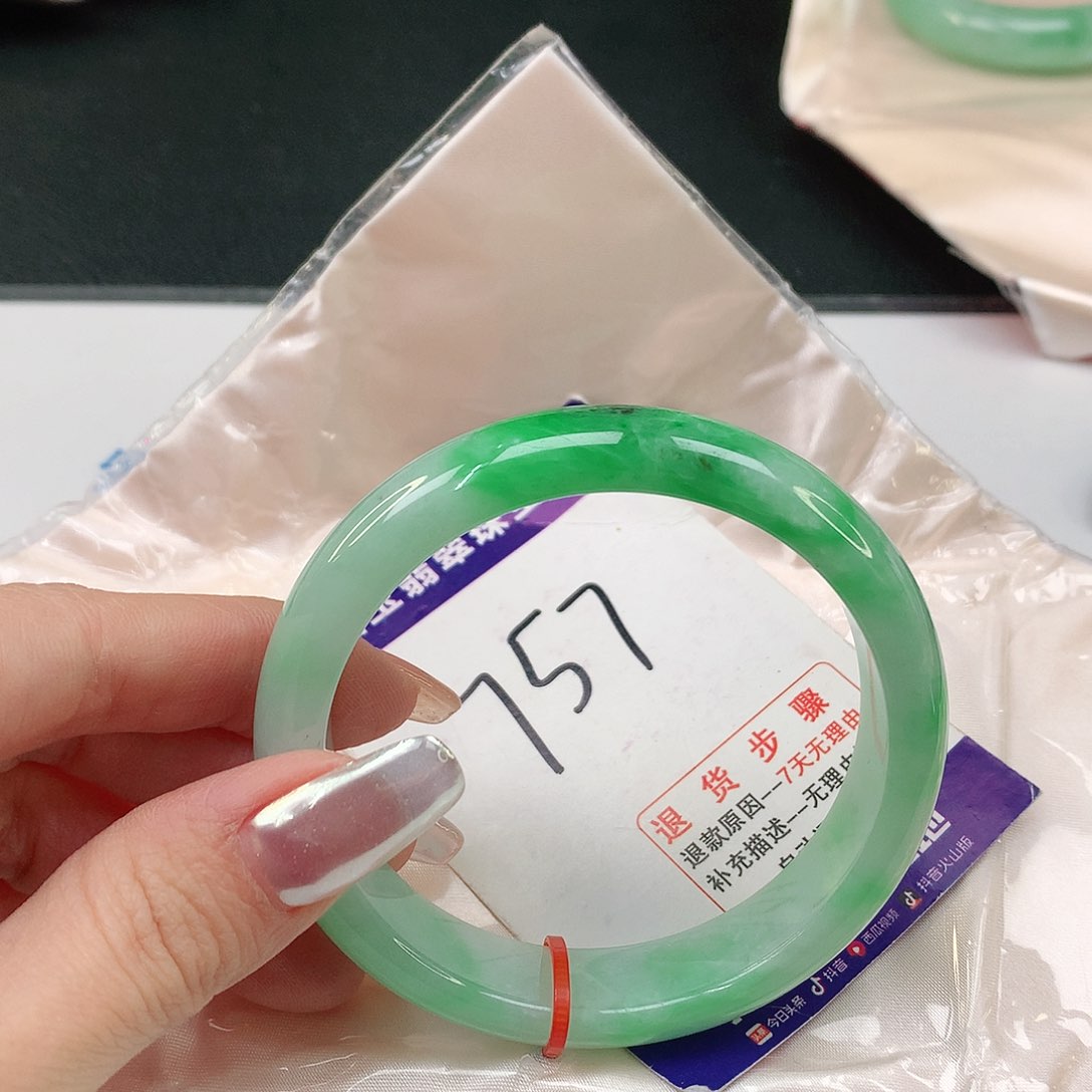 翡翠手镯未镶嵌翡翠手镯