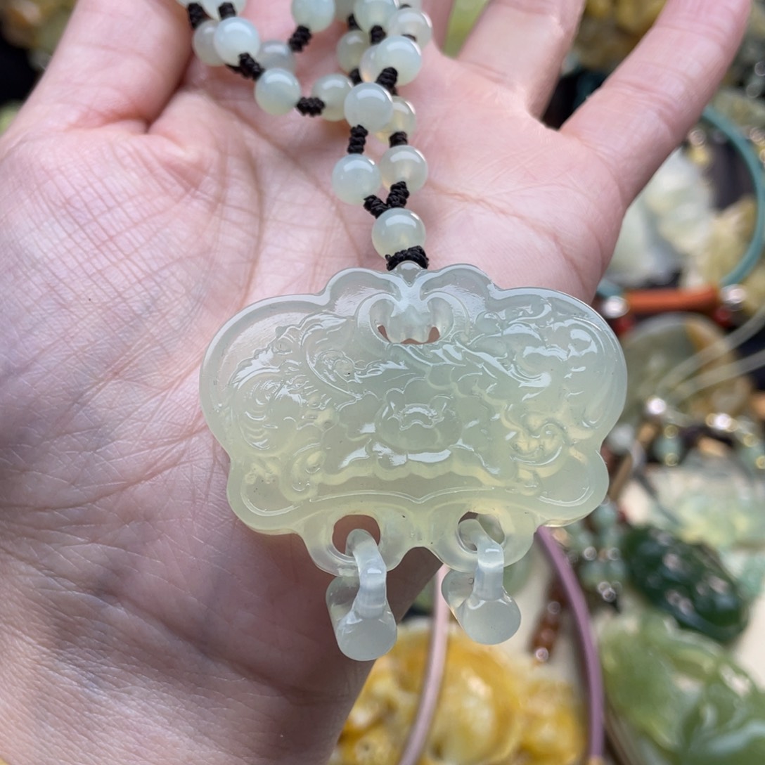 蛇纹石玉颈饰未镶嵌