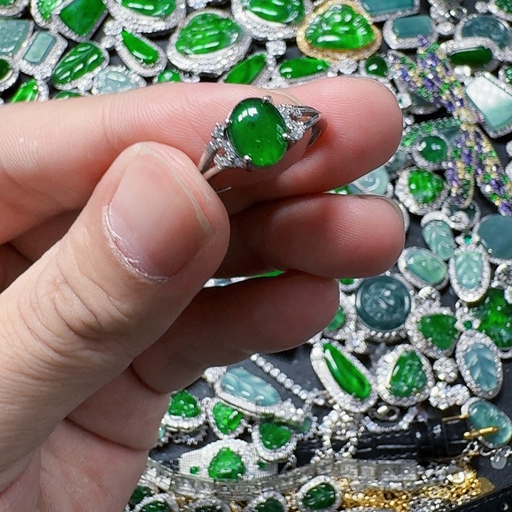 翡翠颈饰未镶嵌天然A货翡翠放漏