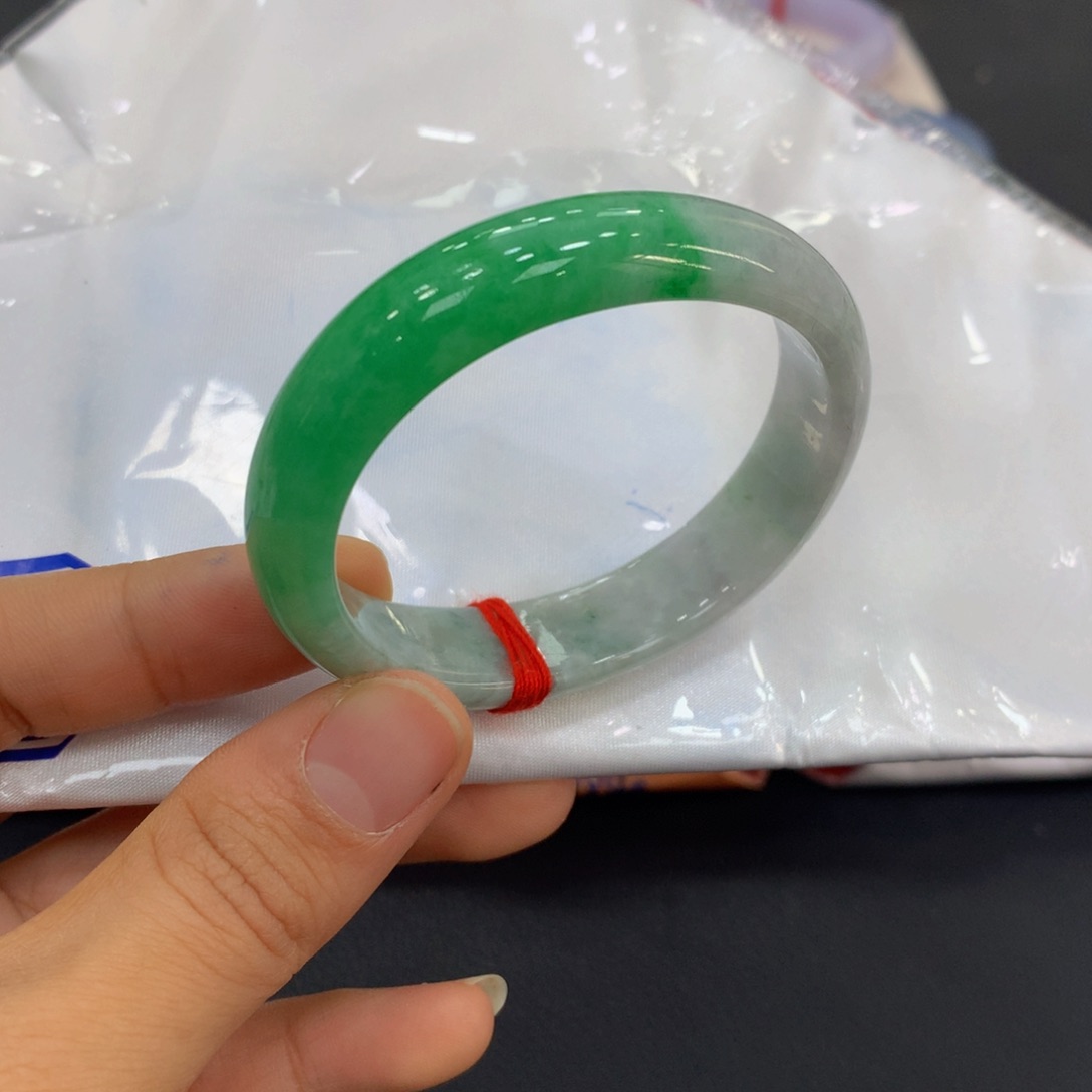 翡翠手镯未镶嵌翡翠