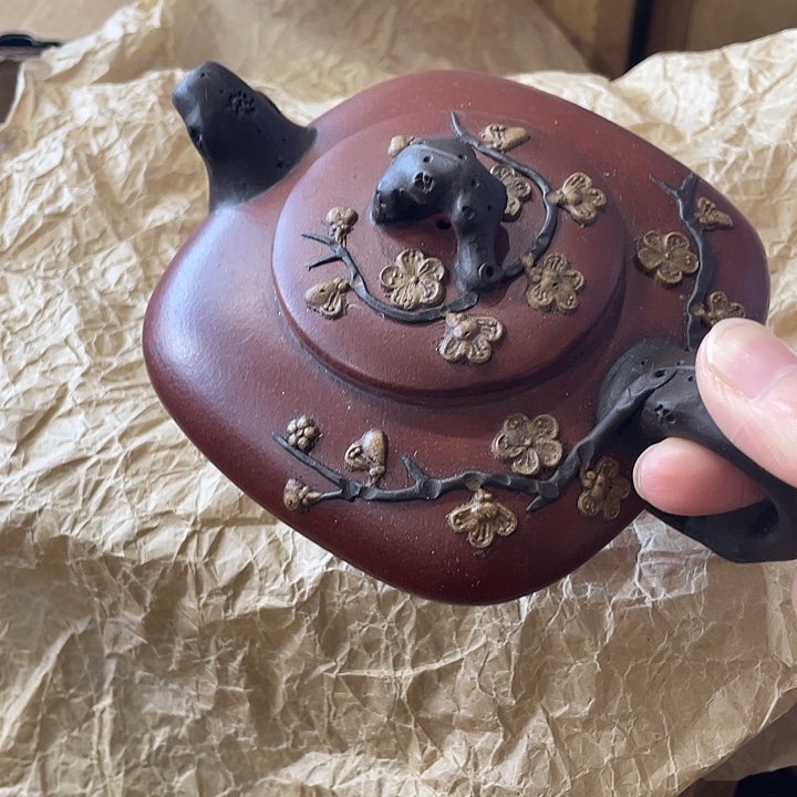 紫砂茶壶原矿泥料手工制作的一把紫砂壶。