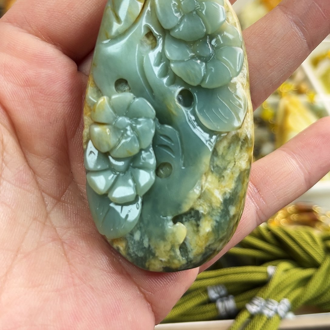 蛇纹石玉颈饰未镶嵌