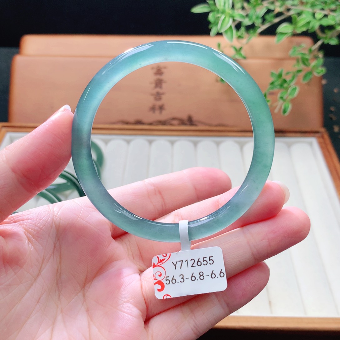 未镶嵌手镯（圆镯）翡翠