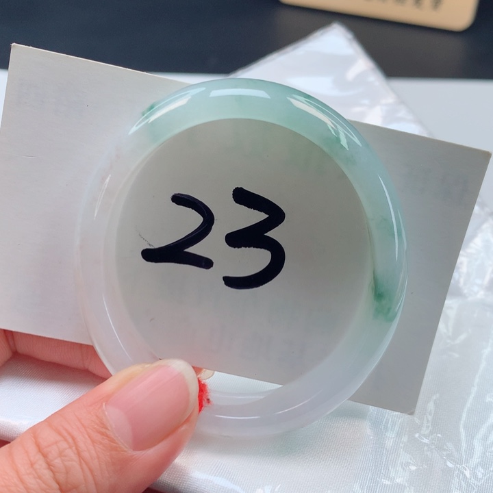 翡翠手镯未镶嵌冰