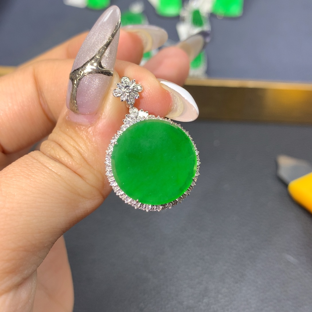 翡翠颈饰18K金镶嵌翡翠