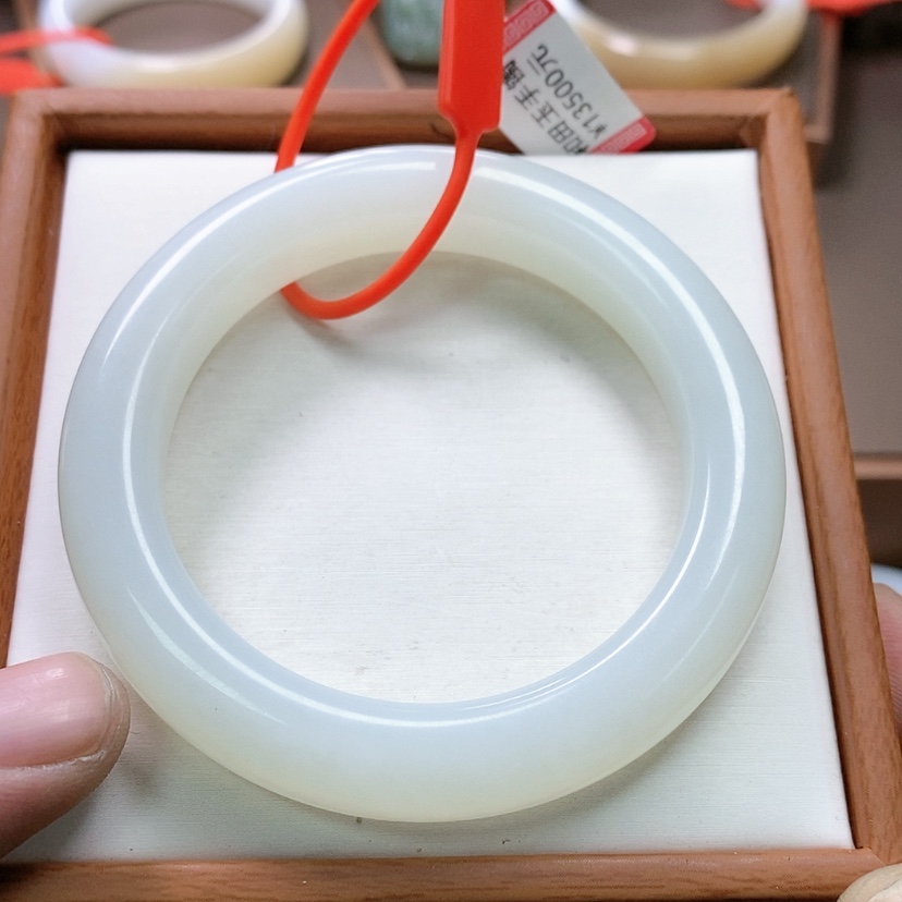 【闪购商品】未镶嵌手镯和田玉人****排