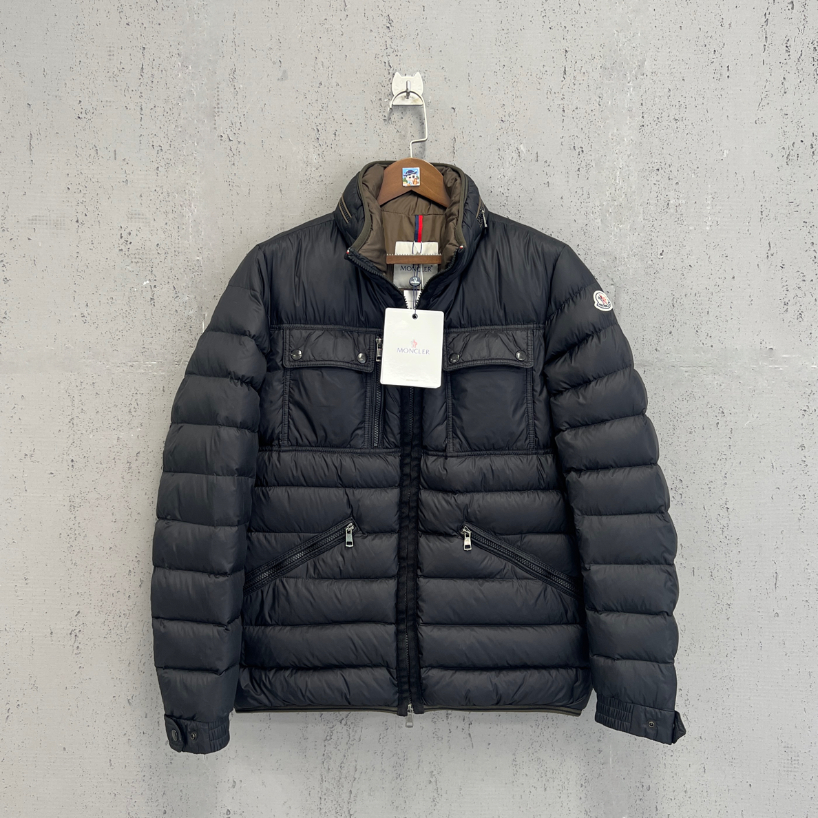 99新 MONCLER 蒙口黑色斜拉链手臂刺绣标羽绒服4码 Z00428