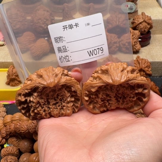 苡***牌把件桃核文玩三棱镜片儿的话