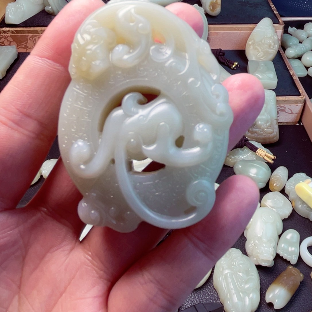 和田玉颈饰未镶嵌师**康