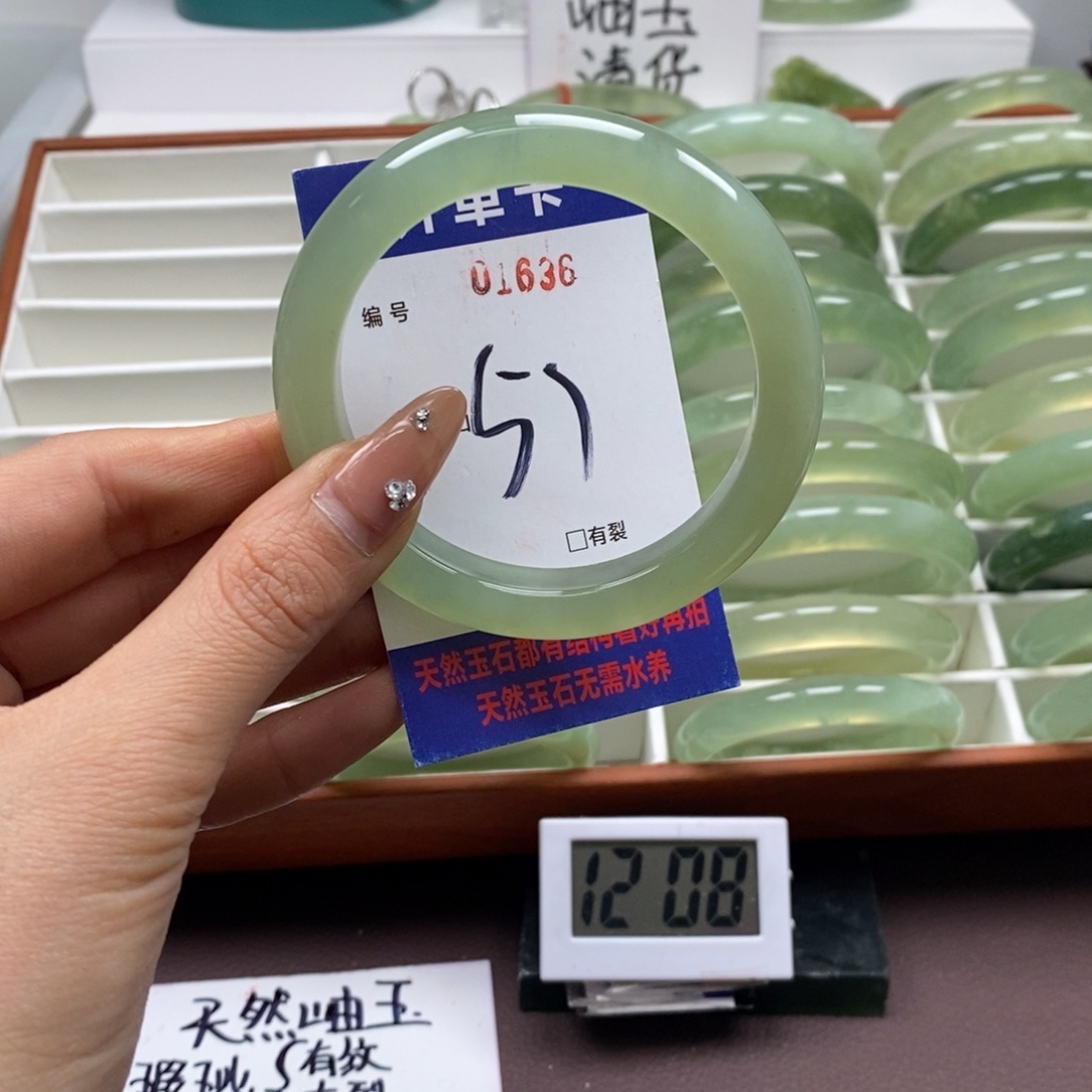 蛇纹石玉手镯未镶嵌