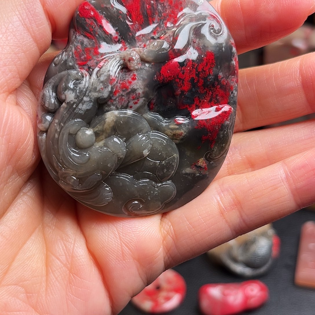 昌化石其他后**人鸡血石手玩件