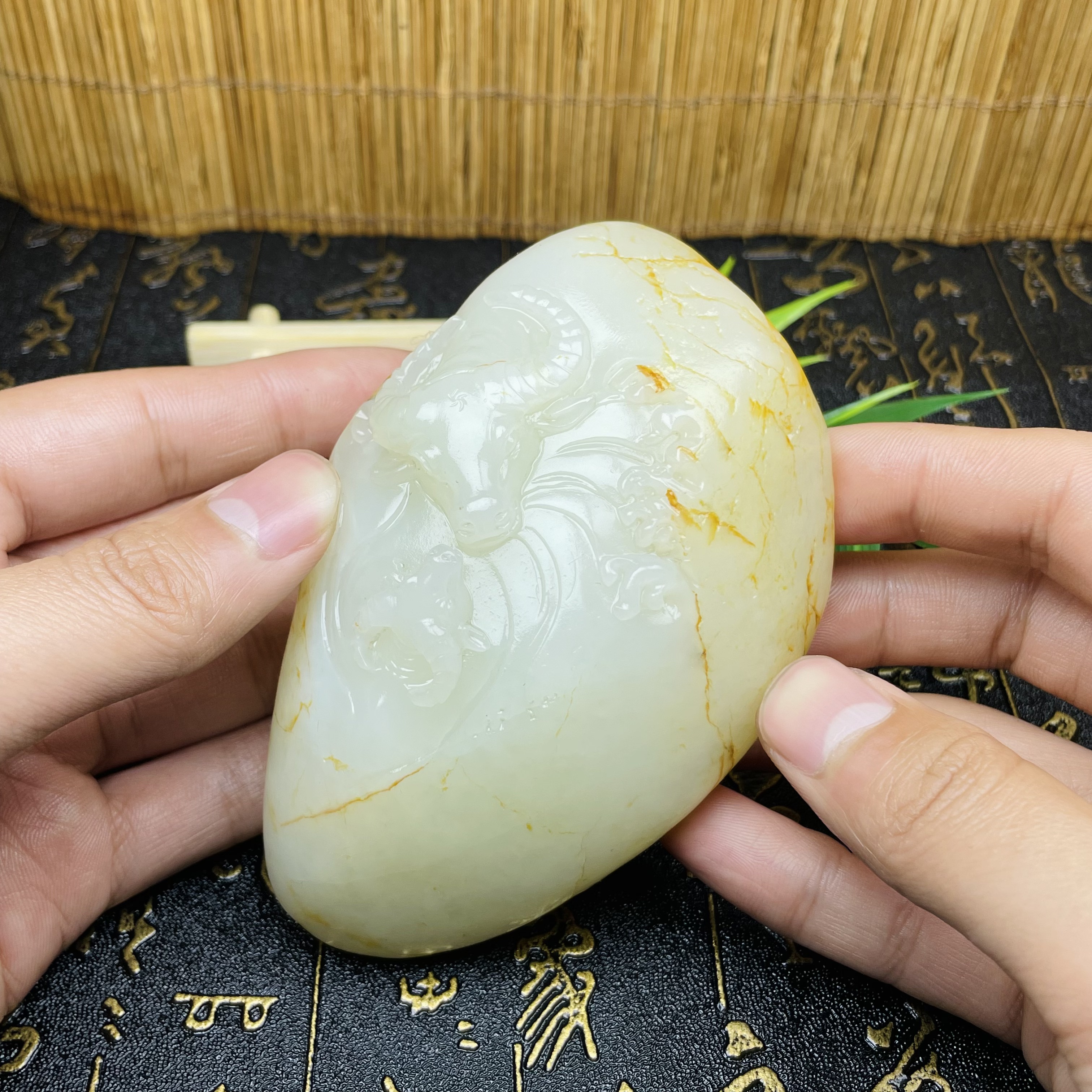 新疆和田玉手把件 洒金皮白玉 生肖牛