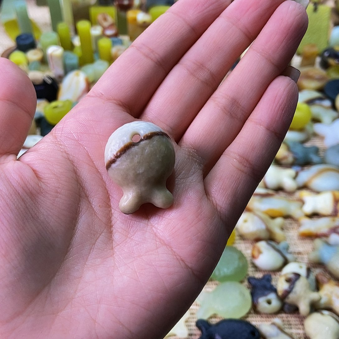 未镶嵌蛇纹石玉挂件虫*