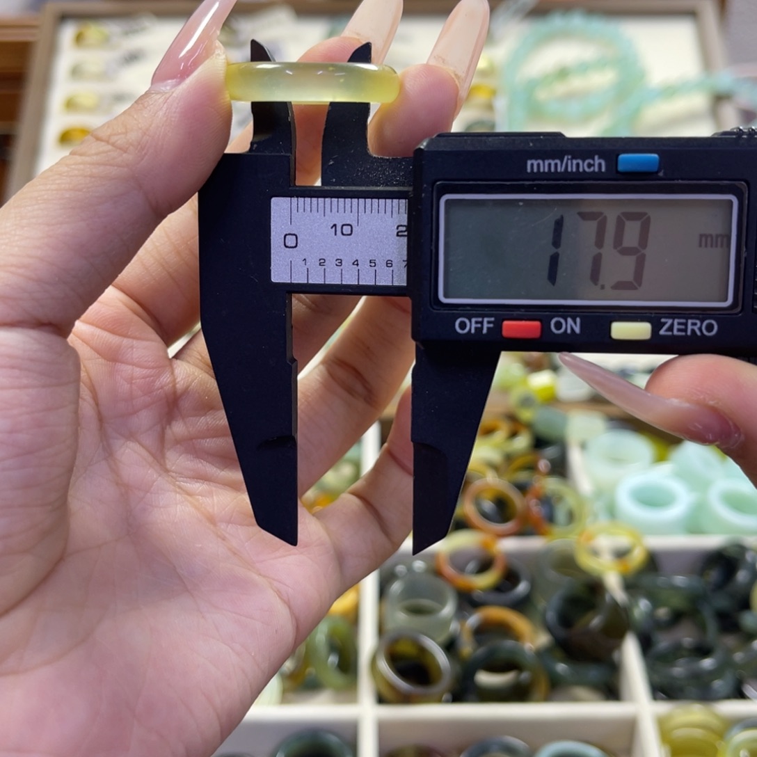 蛇纹石玉未镶嵌手镯83