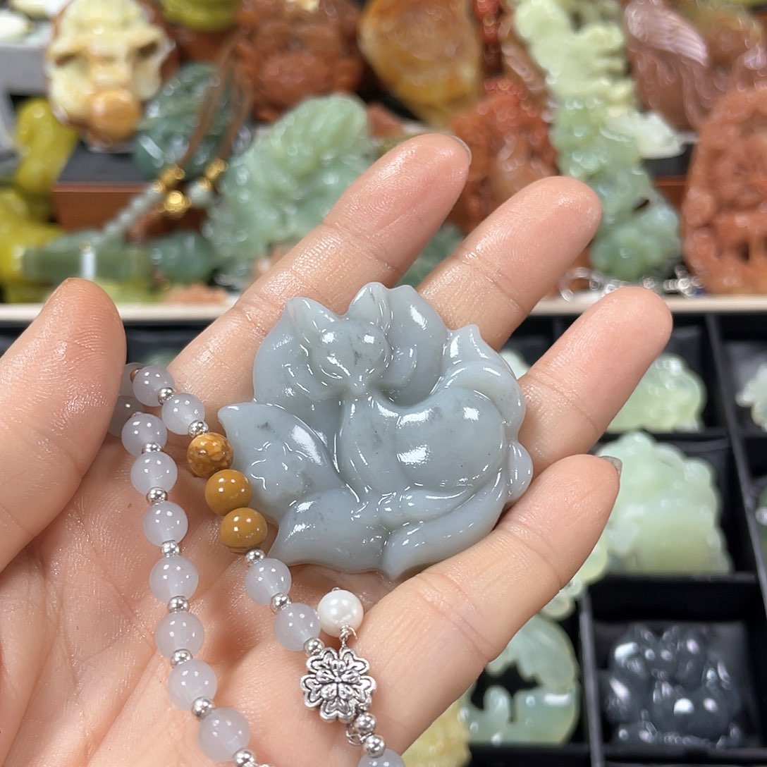 蛇纹石玉颈饰未镶嵌