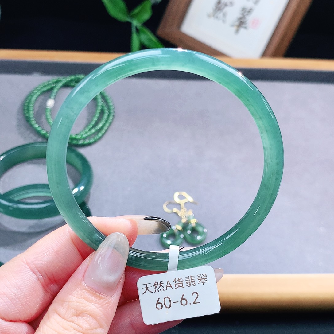 翡翠手镯（圆镯）未镶嵌