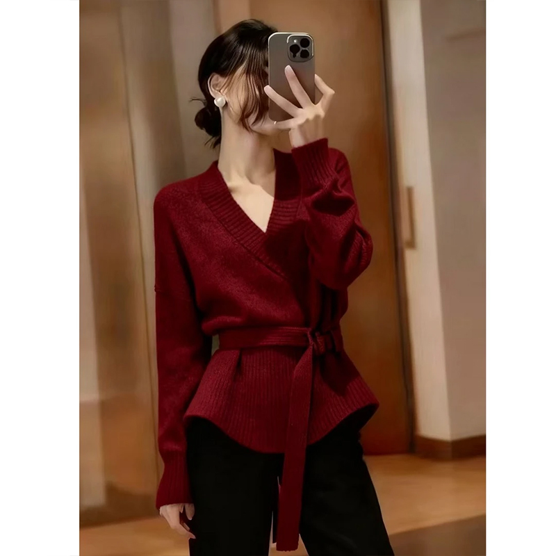 高级感红色V领长袖针织衫女秋冬慵懒风收腰显瘦内搭打底毛衣上衣