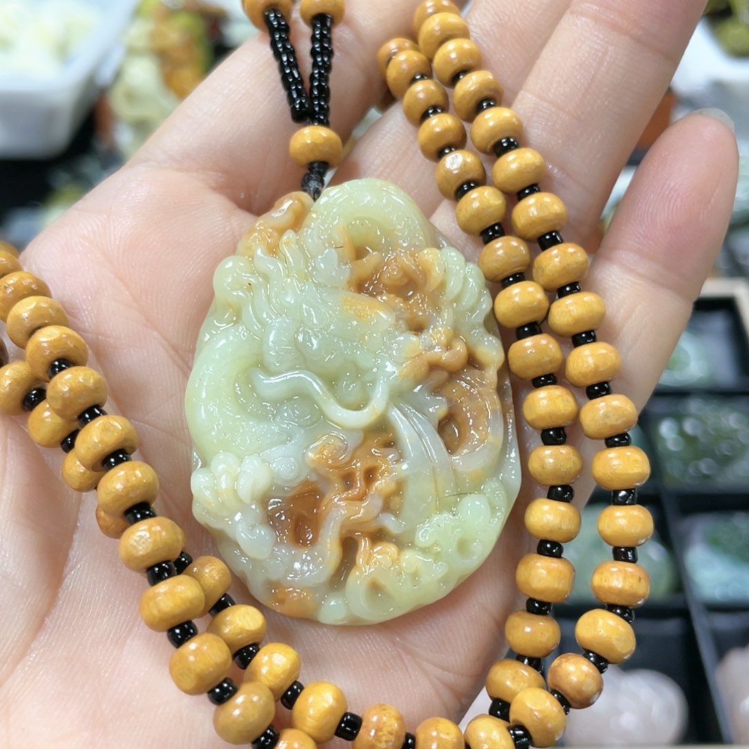 蛇纹石玉颈饰合金
