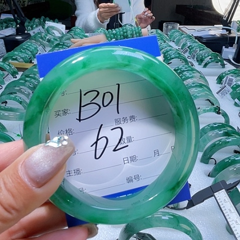 石英质玉未镶嵌颈饰一