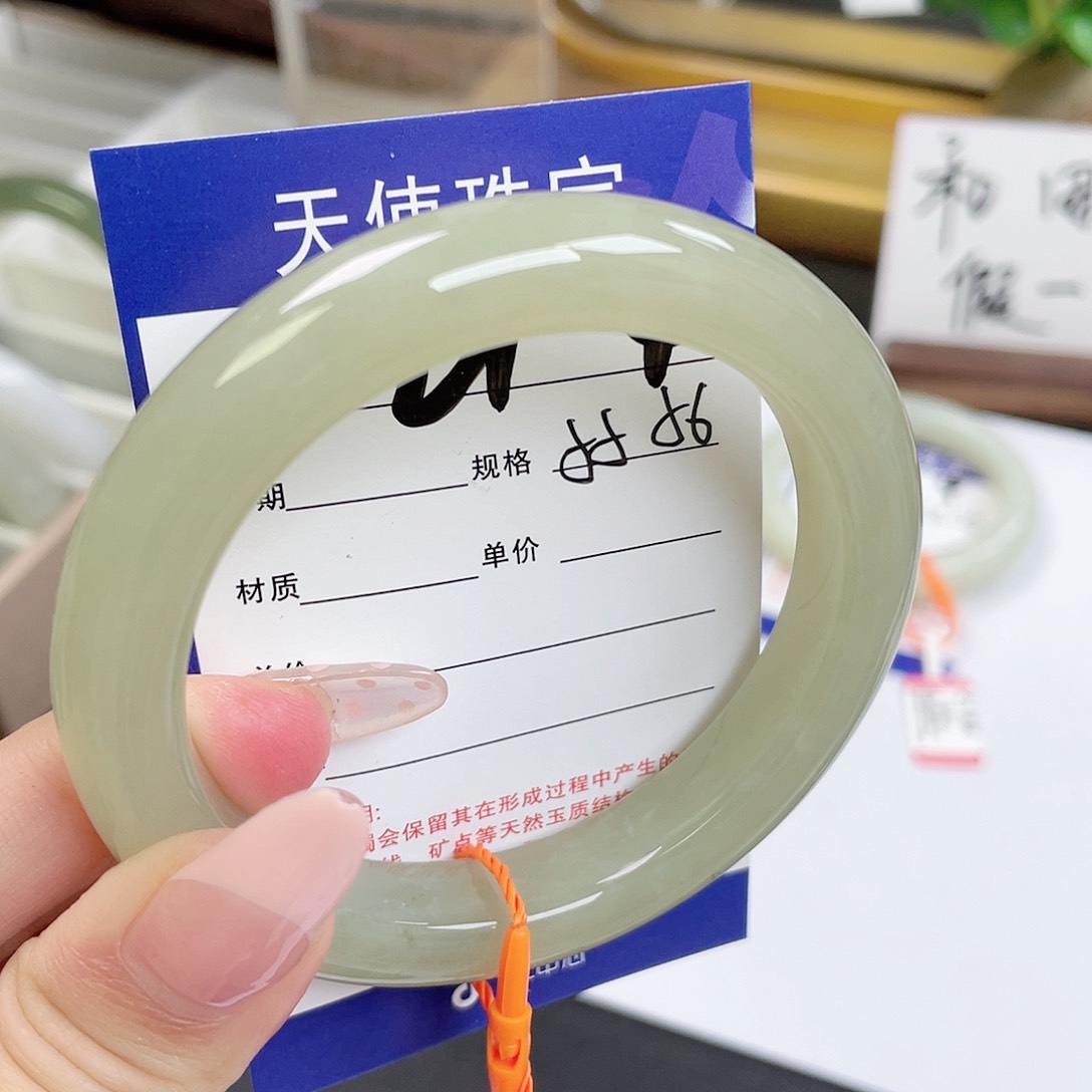 和田玉手镯未镶嵌