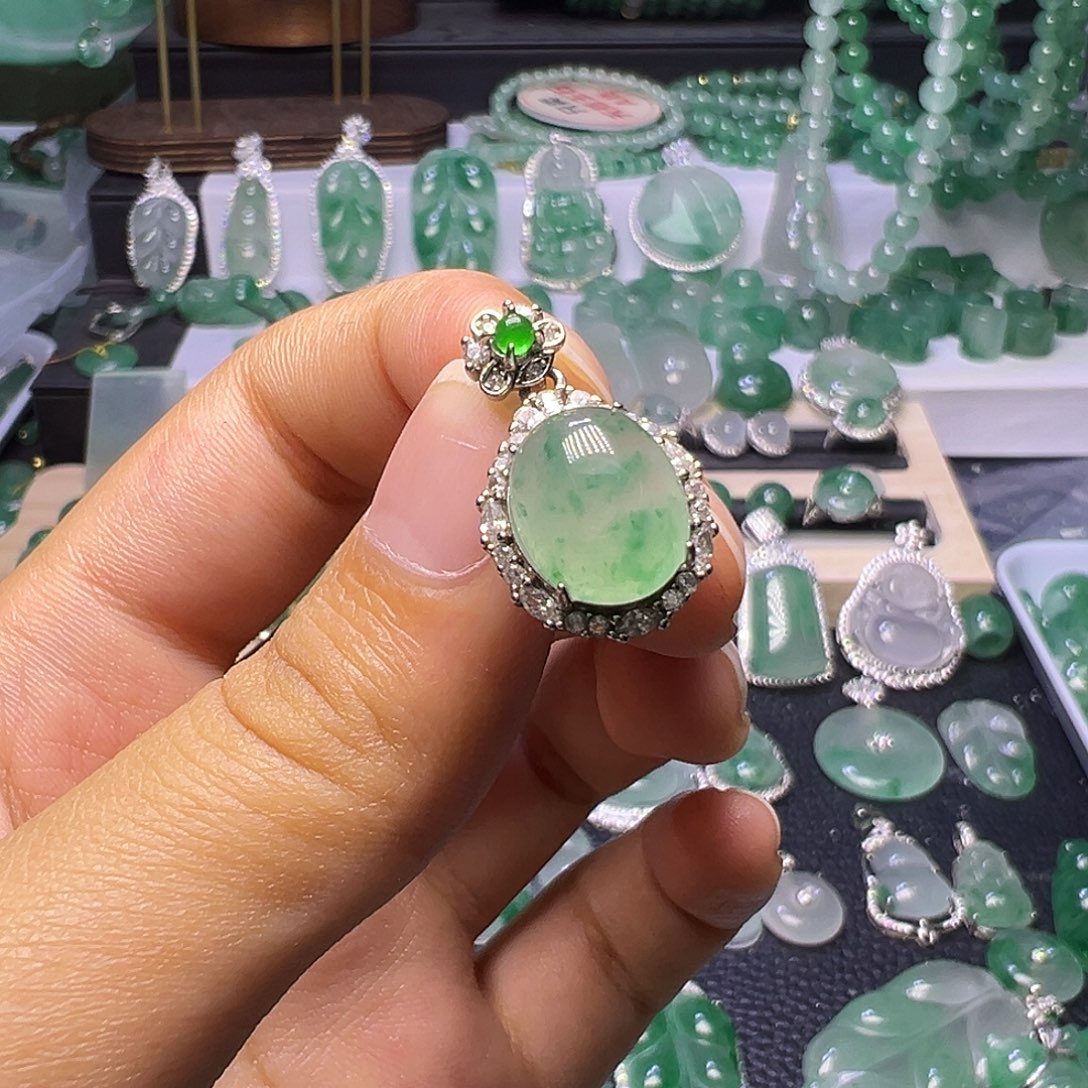 石英质玉（非洲翠）未镶嵌颈饰