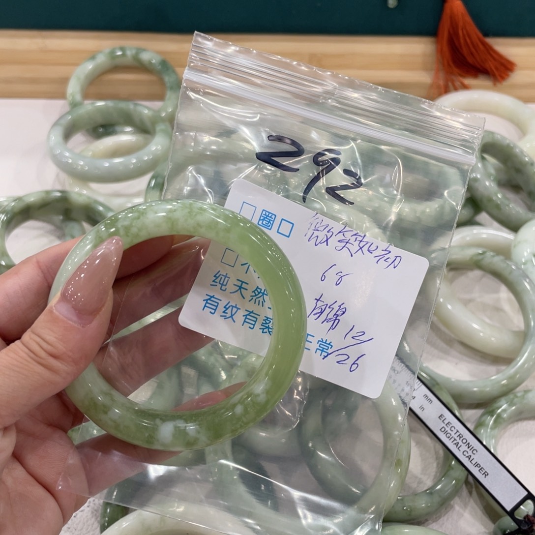 微***初蛇纹石玉未镶嵌手镯