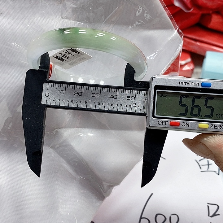 翡翠手镯未镶嵌30。 