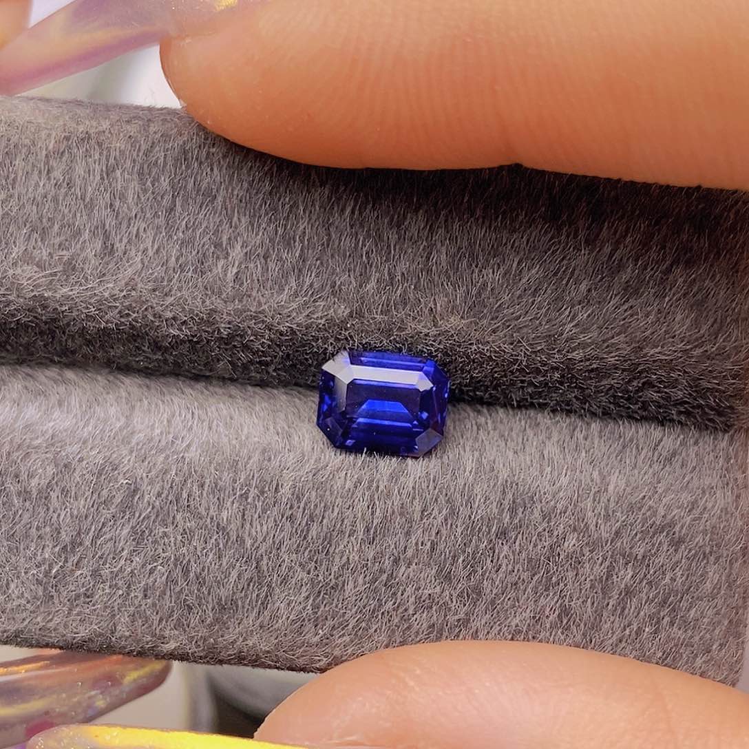 裸石变色蓝宝石改**字皇家蓝VB评级2.06ct/4404