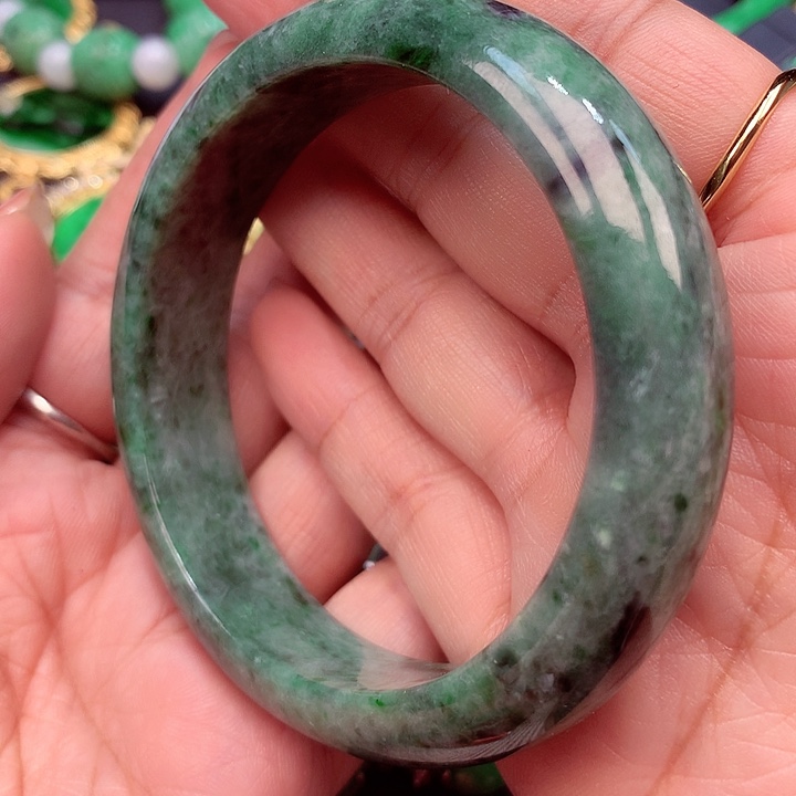 翡翠手镯未镶嵌翡翠