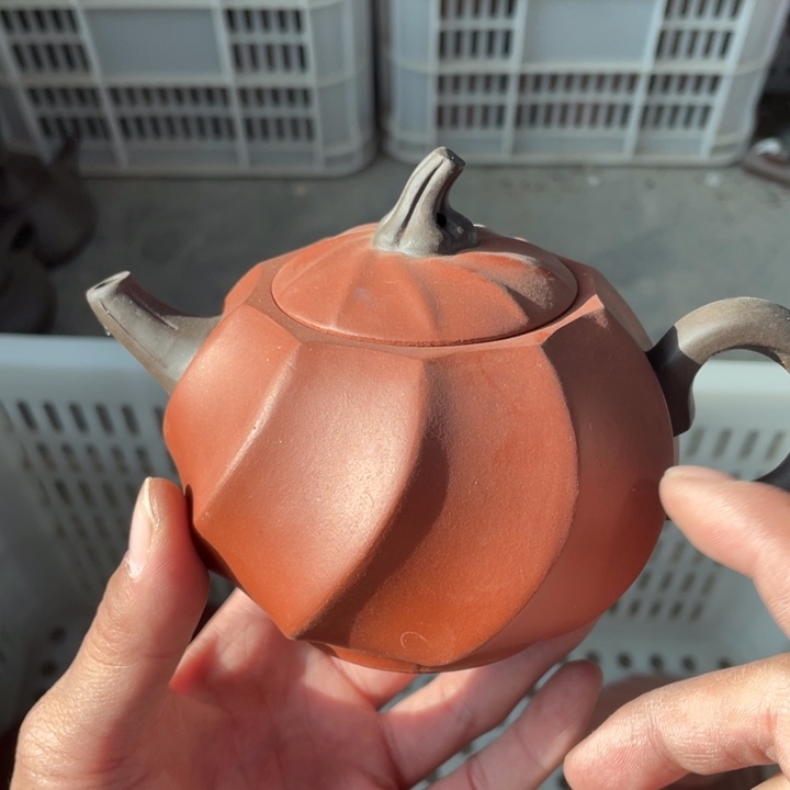 老厂紫砂壶一件。