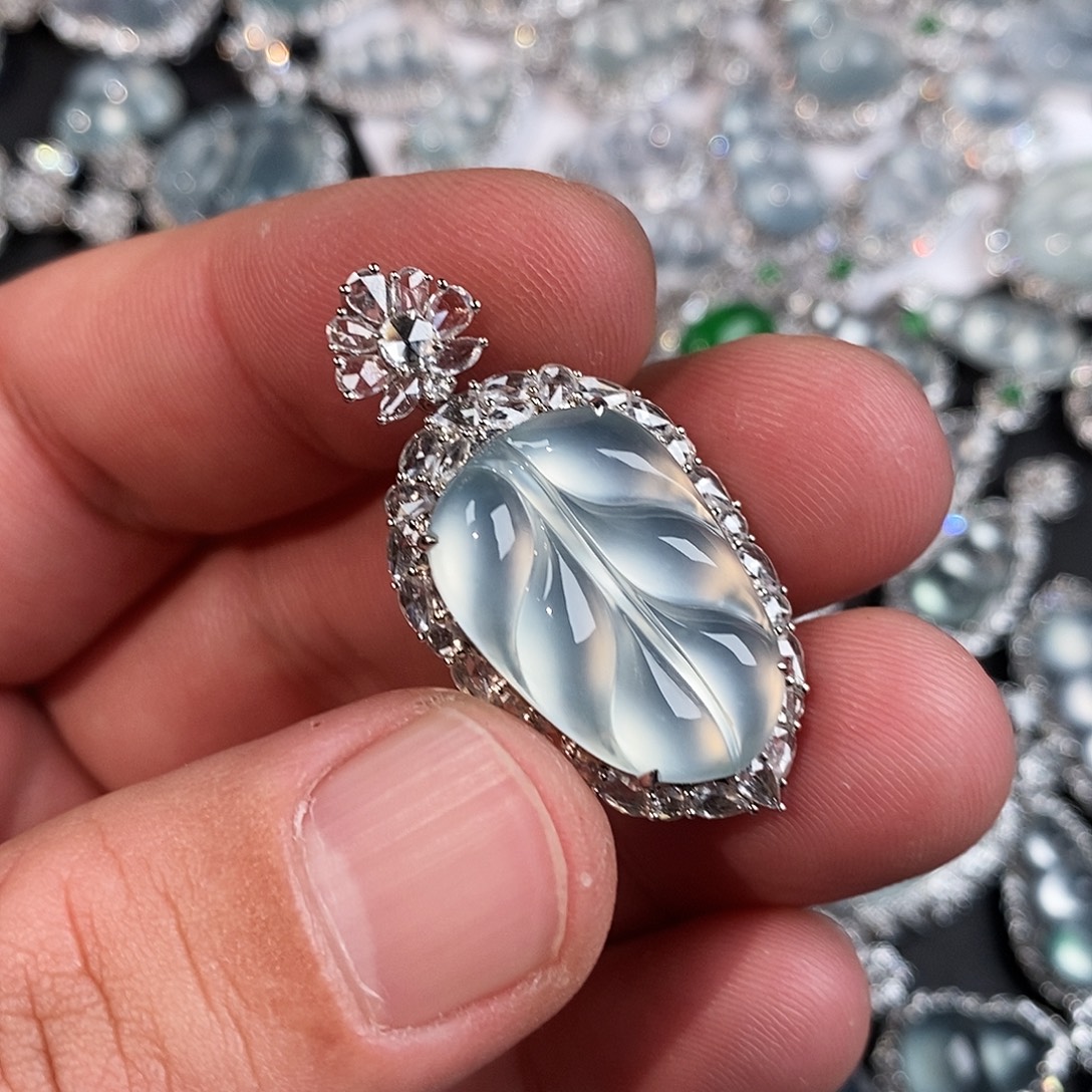 翡翠18K金镶嵌颈饰叶子