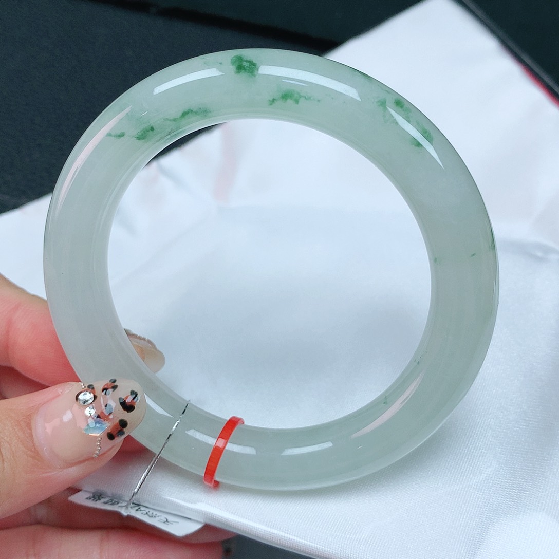 翡翠手镯未镶嵌54圈