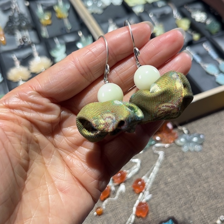 蛇纹石玉未镶嵌耳饰