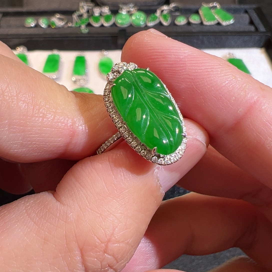 【闪购商品】翡翠吊坠(不含链)18K金镶嵌